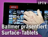 Person hält das neue Microsoft Tablet in Händen