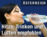 Frau trinkt Wasser aus einer Flasche