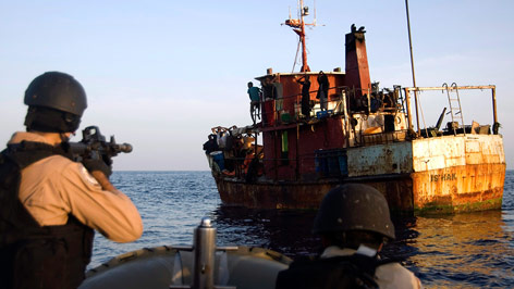 © APA/EPA/US-Navy US-Soldaten stellen Piratenboot vor Somalia