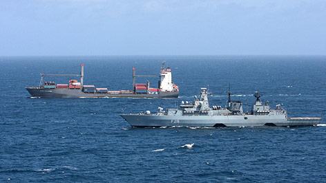 © APA/EPA/EUNAVOR Kriegsschiff begleitet Frachtschiff vor Somalia