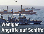 Kriegsschiff als Begleitschutz für Frachtschiff