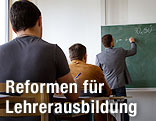 Lehrer schreibt an der Tafel