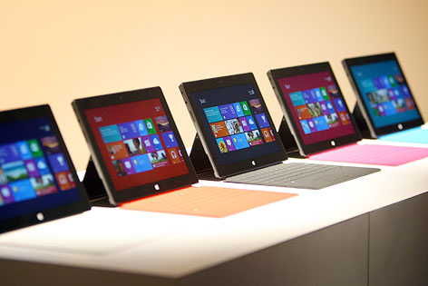 © Reuters/David McNew Surface Tablet-PCs von Microsoft in verschiedenen Farben