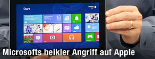 Microsoft CEO Steve Ballmer präsentiert ein Surface Tablet-PC
