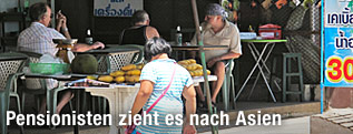 Europäer in einem thailändischen Cafe