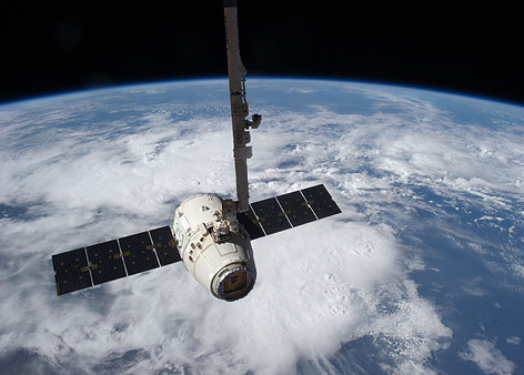 © AP/NASA SpaceX Dragon