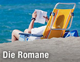 Mann liest Buch am Strand