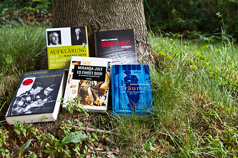 © ORF.at/Thomas Hangweyrer Bücher im Freien