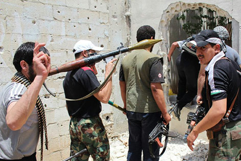 © AP Rebellen in Syrien bereiten Waffen vor
