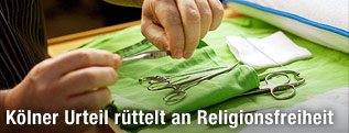 Mann richtet sich die medizinischen Instrumente vor einer religi&ouml;sen Beschneidung