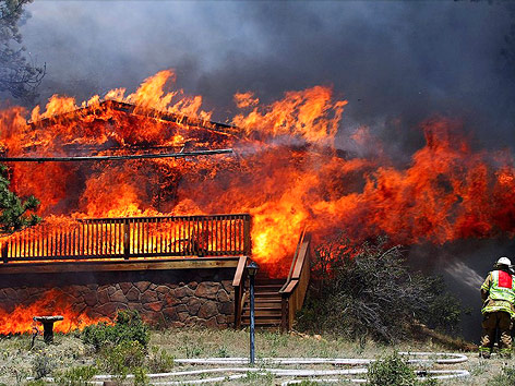 © AP/Darrell Spangler Haus in Flammen