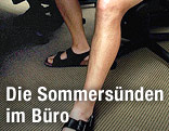 Mann im Büro trägt Sandalen und kurze Hose