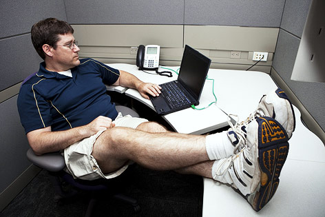 © AP/Seth Perlman Mann im Büro trägt kurze Hose