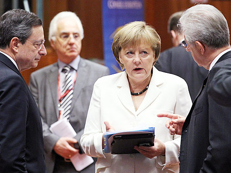 © Reuters/ Francois Lenoir EZB-Chef Mario Draghi, deutsche Kanzlerin Angela Merkel und Italiens Premier Mario Monti