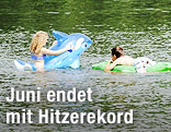 Kinder kühlen sich im Wasser ab