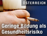 Hand mit Bierglas und eine Zigarette