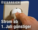 Mann zieht Stecker aus der Steckdose