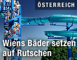 Badegäste auf der Wasserrutsche im Schafbergbad in Wien