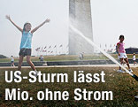 Mädchen vor dem Washington Monument