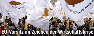 Menschen mit zypriotischen Flaggen