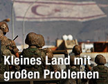 Zypriotischen Soldaten blicken auf eine türkische Flagge