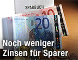 Sparbuch mit Euro-Scheinen