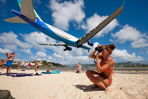 © Corbis/Paul Souders Flugzeug über Strand von St. Maarten