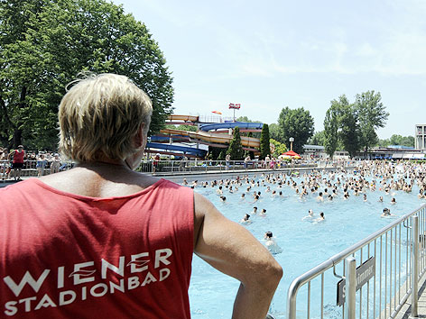 Bademeister im Wiener Stadionbad