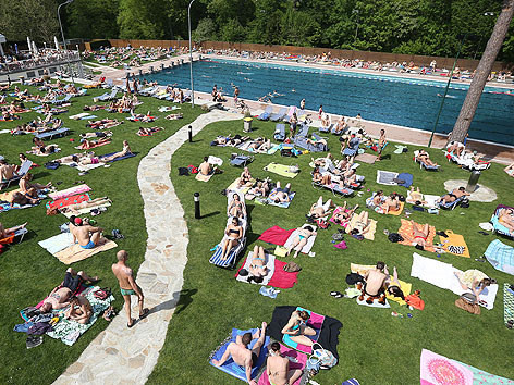 Menschen auf der Liegewiese im Schönbrunner Bad in Wien