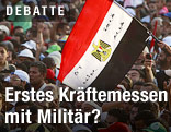 Ägyptische Flagge in einer Menschenmasse