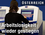 Person bedient ein AMS-Terminal