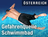 Mann springt in ein Schwimmbecken