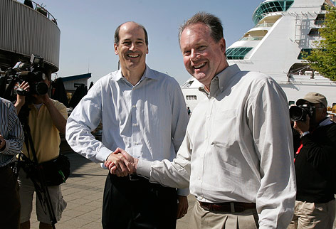 © AP/Elaine Thompson Brian P. McAndrews, ehemaliger CEO von aQuantive und Kevin Johnson von Microsoft