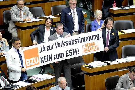 © APA/Roland Schlager Abgeordnete des BZÖ mit einem Banner im Rahmen einer Sitzung des Nationalrates