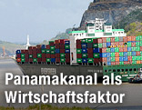 Frachtschiff im Panamakanal