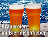 Zwei Biergläser am Steg