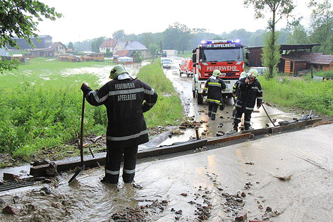 © APA/BFVKF/Thomas Zeiler Feuerwehr bei Aufräumungsarbeiten