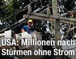 Arbeiter repariert Stromleitungen