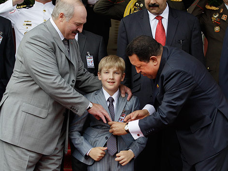 © AP/Ariana Cubillos Der Sohn des weißrussischen Präsidenten Alexander Lukaschenko mit venezolanischem Präsidenten Hugo Chavez