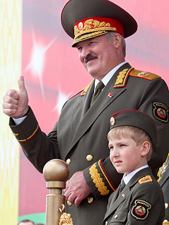 © AP/Nikolai Petrov Der Sohn des weißrussischen Präsidenten Alexander Lukaschenko in Militäruniform