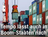Container werden in einem Hafen in China verladen