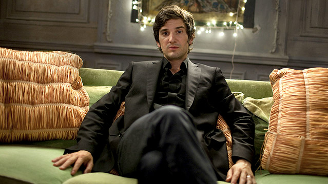 © Polyfilm Marc Marronnier (Gaspard Proust) sitzt auf einer Couch
