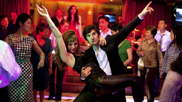 © Polyfilm Marc Marronnier (Gaspard Proust) und Alice (Louise Bourgoin) tanzen in einem chinesischen Lokal
