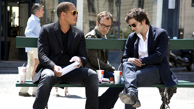 © Polyfilm Jean-Georges (Rap-Star Joeystarr), Pierre (Jonathan Lambert) und Marc Marronnier (Gaspard Proust) sitzen auf einer Bank