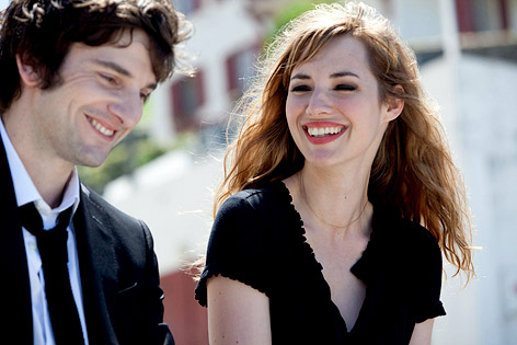 © Polyfim Marc Marronnier (Gaspard Proust) und Alice (Louise Bourgoin) lachen miteinander