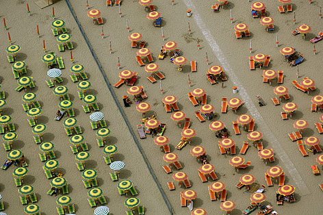 © Fotolia/vision images Sonnenschirme am Strand