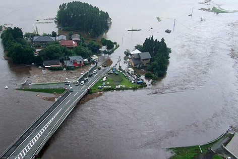© APA/EPA/Feuerwehr Fukuoka Verwüstung nach Unwetter