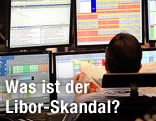 Ein Trader vor Monitoren