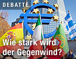Länderflaggen von Spanien, Italien, Portugal und Griechenland vor dem Euro-Zeichen der EZB