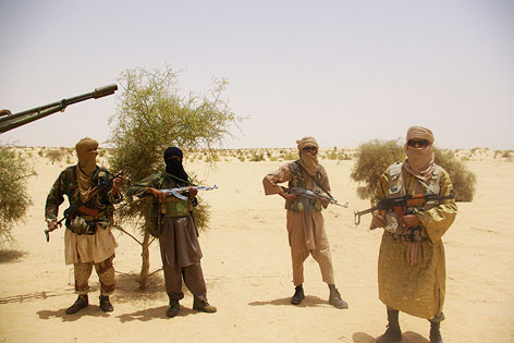 Kämpfer der islamistischen Gruppe Ansar Dine vermummt und mit Schußwaffen